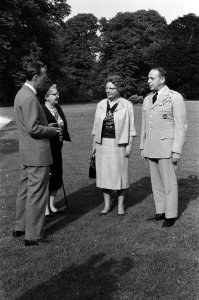 V.l.n.r. prins Bernhard, mevrouw Lemnitzer, koningin Juliana, generaal Lemnitzer, Bestanddeelnr 915-2266