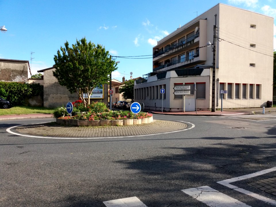 Vénissieux - Rond-point des rues Victor Hugo et Émile Zola