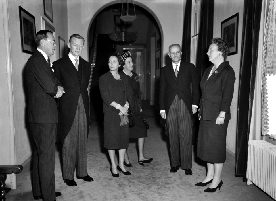 V.l.n.r. prins Bernhard, Maurice Couve de Murrville, mevrouw Couve de Murville (, Bestanddeelnr 910-8599