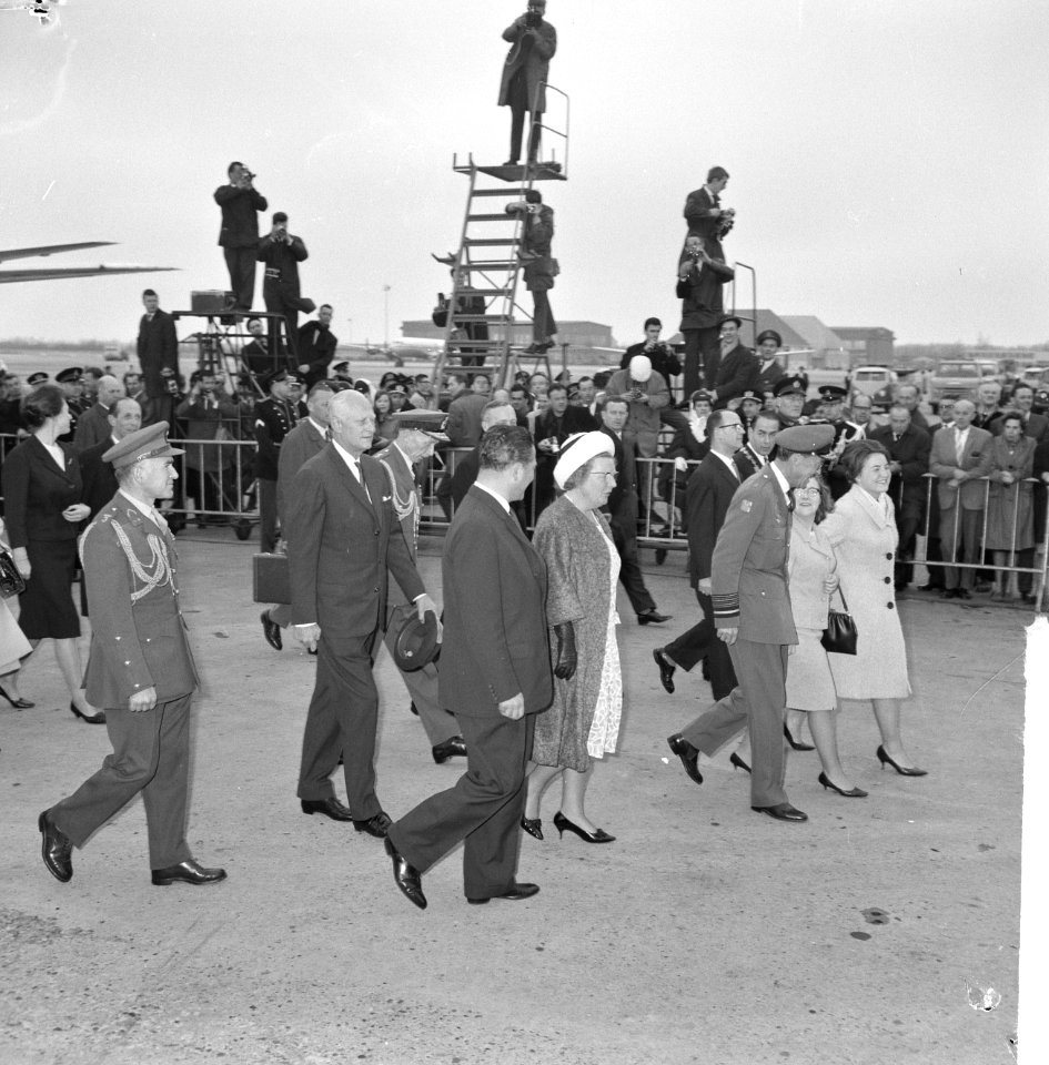 V.l.n.r. premier Marijnen, koningin Juliana, prins Bernhard, prinses Christina e, Bestanddeelnr 916-3194