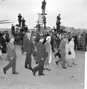 V.l.n.r. premier Marijnen, koningin Juliana, prins Bernhard, prinses Christina e, Bestanddeelnr 916-3194