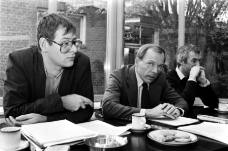 V.l.n.r. Otto Valkman, secretaris van het bestuur, Frans de Smit, algemeen direc, Bestanddeelnr 932-4025