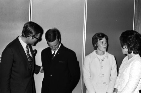 V.l.n.r. P. van Vollenhoven, ... en de onderscheiden ziekenverzorgster E. Eve…, Bestanddeelnr 924-5437