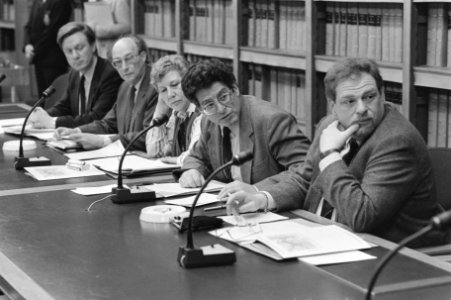 V.l.n.r. onbekend, Polak (voorzitter kunstraad), wethouder Luimstra, burgemeest, Bestanddeelnr 933-2782