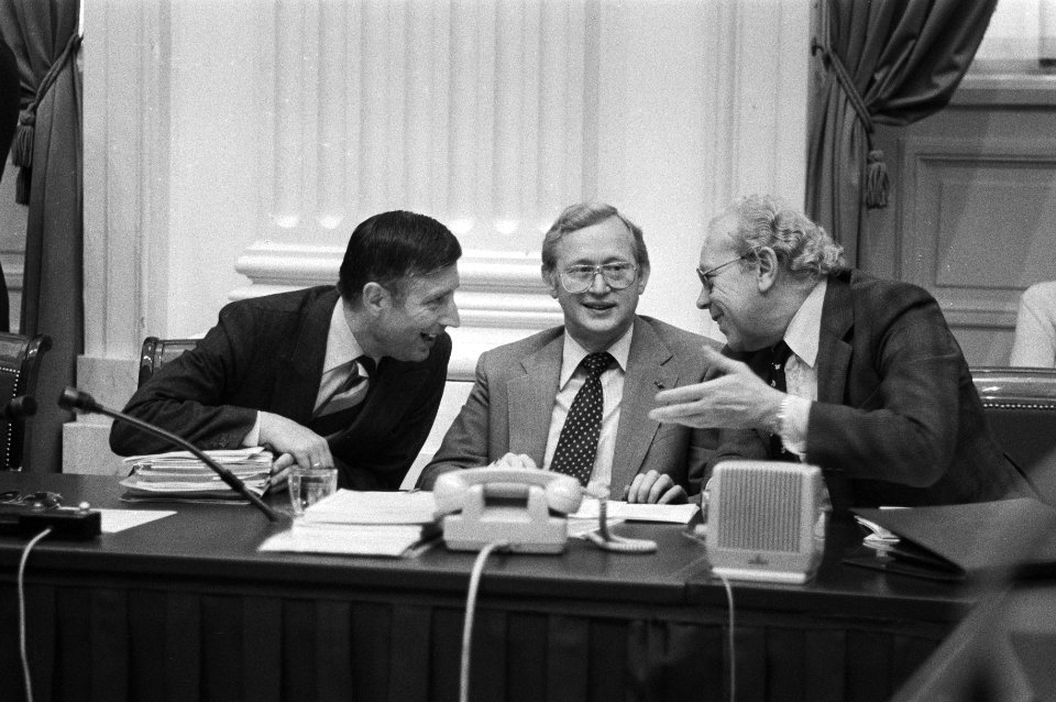 V.l.n.r. premier van Agt , minister Andriessen (Financiën) en minister Albeda (S, Bestanddeelnr 930-4837