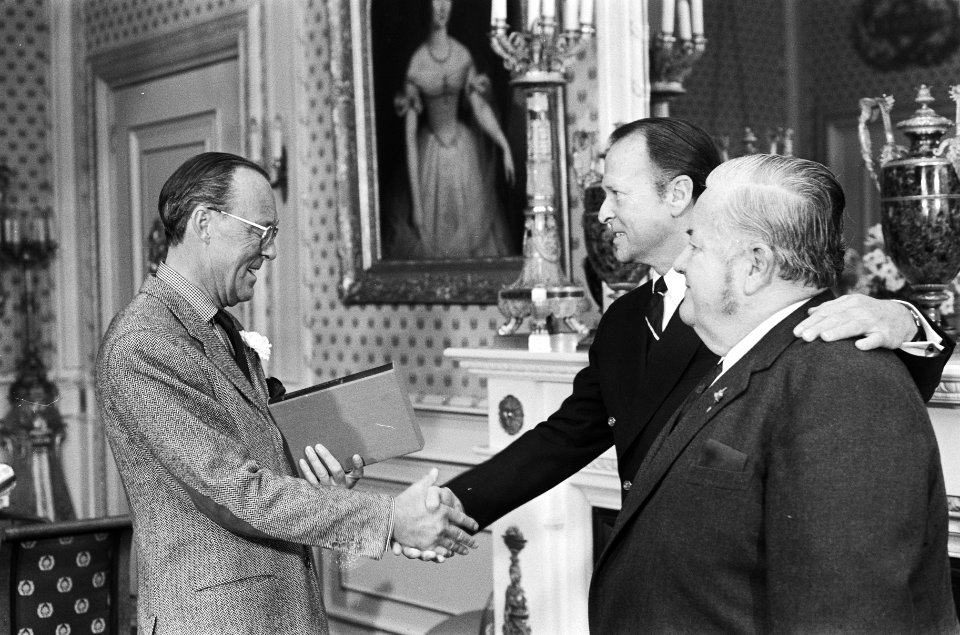 V.l.n.r. prins Bernhard, Hazelhoff Roelfzema en uitgever Stok, Bestanddeelnr 924-4117