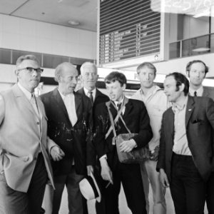 V.l.n.r. pater J. van Eupen, J. H. Davio, P. Nak, B. de Wolf, B. Hendriks en dr, Bestanddeelnr 922-5799