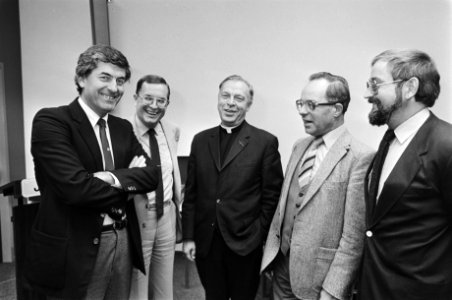 V.l.n.r. Premier Lubbers, dhr. Oostlander directeur van het wetenschappelijk bur, Bestanddeelnr 932-6961