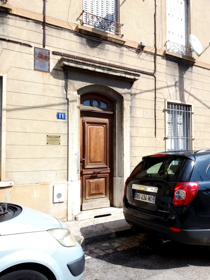 Vénissieux - Rue François Gros, porte au numéro 11