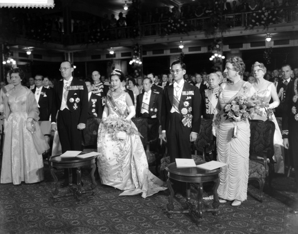 V.l.n.r. prins Bernhard, koningin Sirikit, koning Bhumibol en koningin Juliana, Bestanddeelnr 911-7027