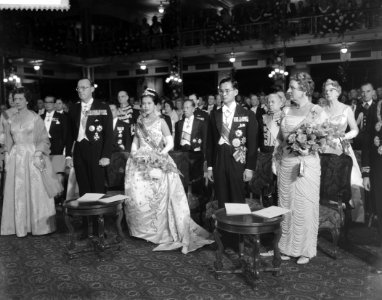 V.l.n.r. prins Bernhard, koningin Sirikit, koning Bhumibol en koningin Juliana, Bestanddeelnr 911-7027