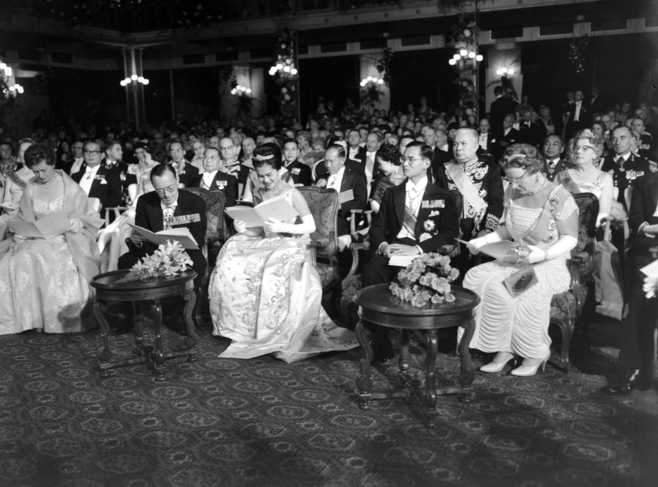 V.l.n.r. prins Bernhard, koningin Sirikit, koning Bhumibol en koningin Juliana, Bestanddeelnr 911-7035
