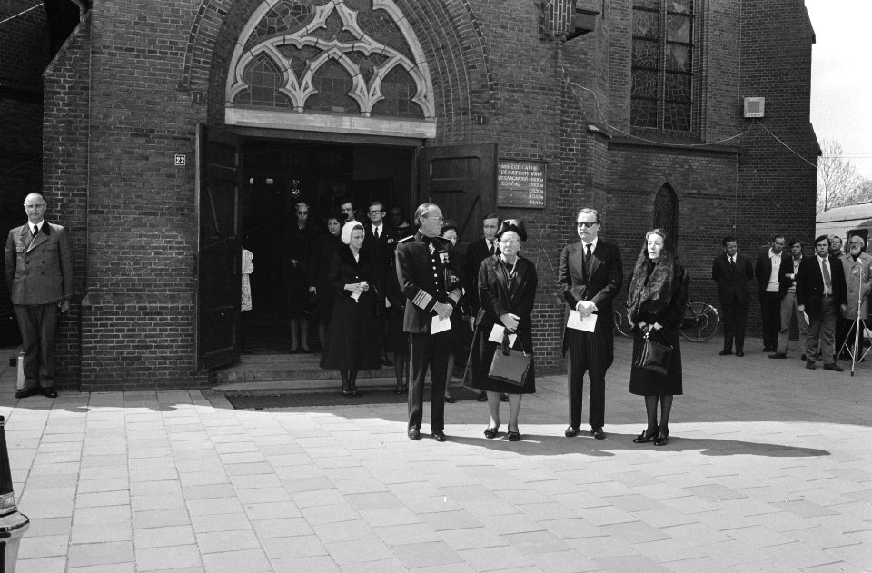 V.l.n.r. prins Bernhard, koningin Juliana, prins Aschwin en prinses Simone, Bestanddeelnr 924-5076