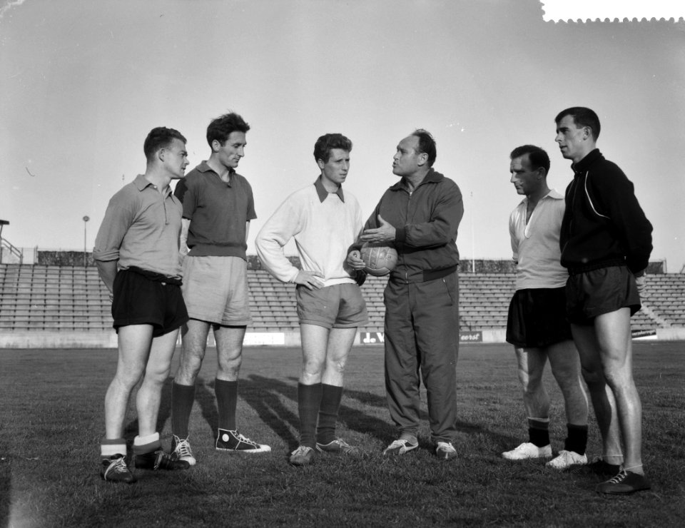 V.l.n.r. P. van der Kuil, Faas Wilkes, Van dre Linden, trainer Elek Schwarz, Kee, Bestanddeelnr 910-7121