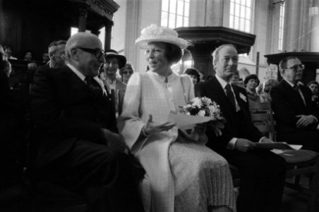 V.l.n.r. P. Galliner (directeur IPI), koningin Beatrix en drs. M.J. Snijders (vo, Bestanddeelnr 932-5893