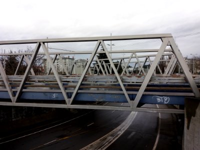 Vénissieux - Pont qui passe au-dessus de l'avenue Viviani, vu depuis l'avenue Jules Guesde