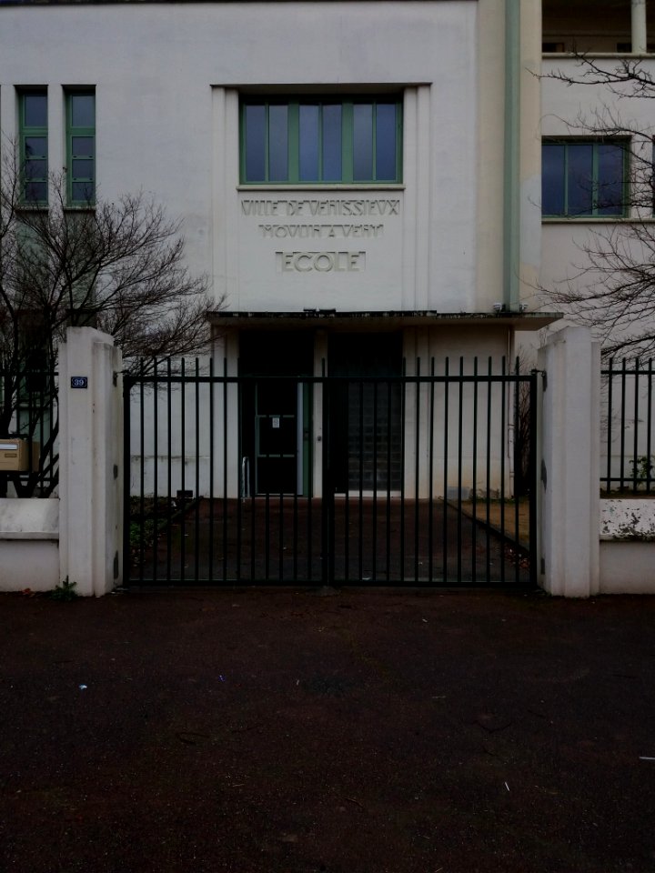 Vénissieux - Rue Professeur Roux, portail et entrée de l'école élémentaire Moulin à Vent
