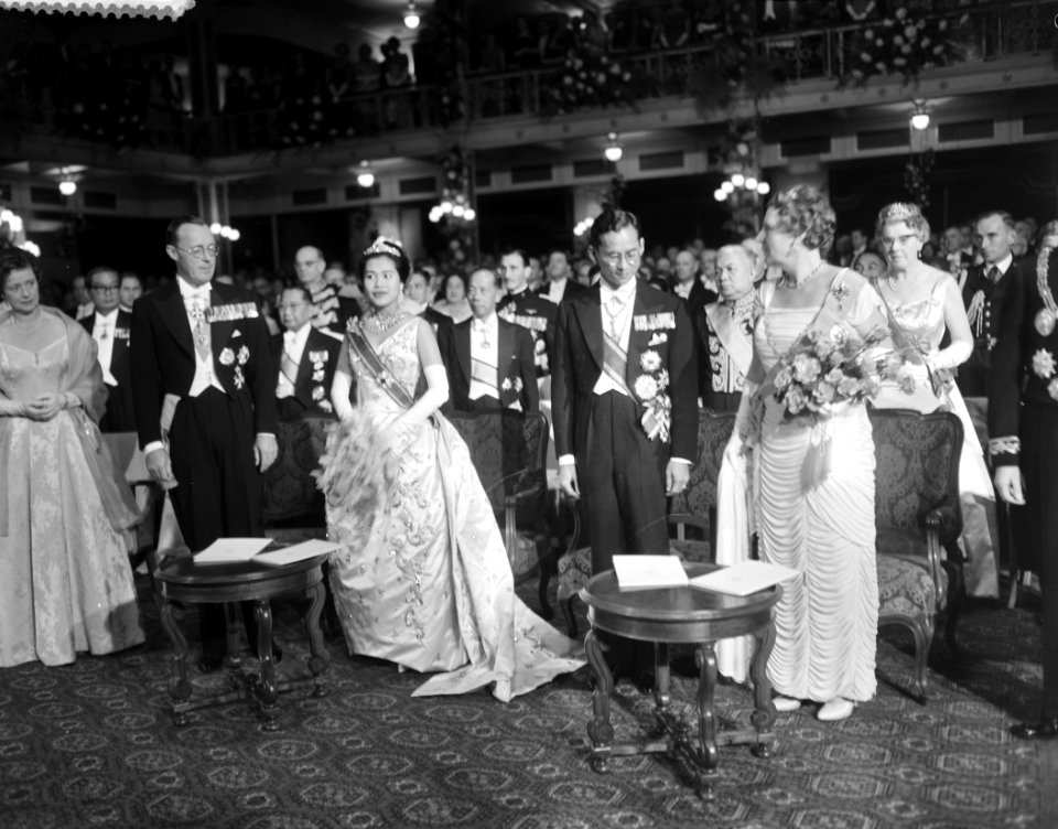 V.l.n.r. prins Bernhard, koningin Sirikit, koning Bhumibol en koningin Juliana, Bestanddeelnr 911-7029
