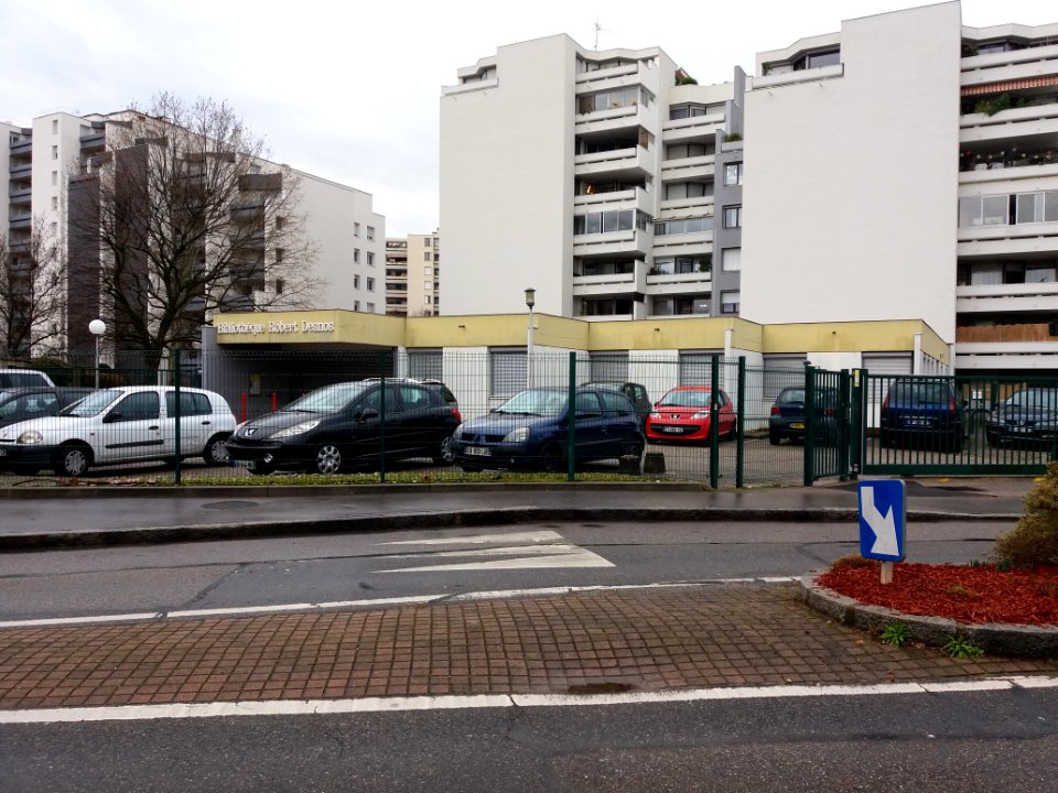 Vénissieux - Rue Professeur Roux, bibliothèque Robert Desnos