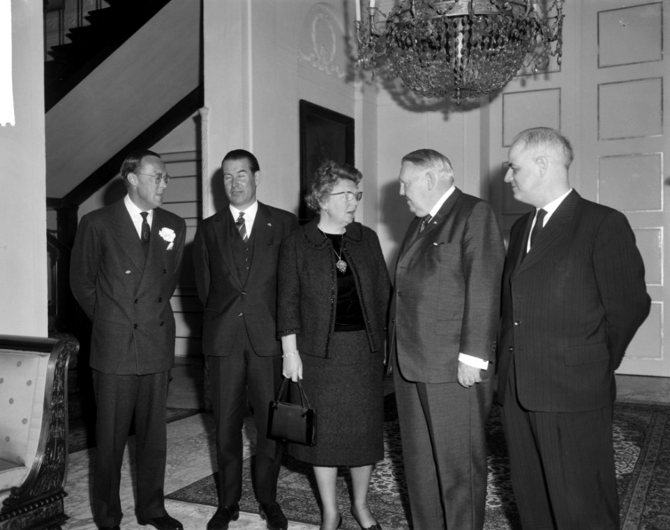 V.l.n.r. prins Bernhard, dr. Gerard Schroder, koningin Juliana en bondskanselier, Bestanddeelnr 916-1315