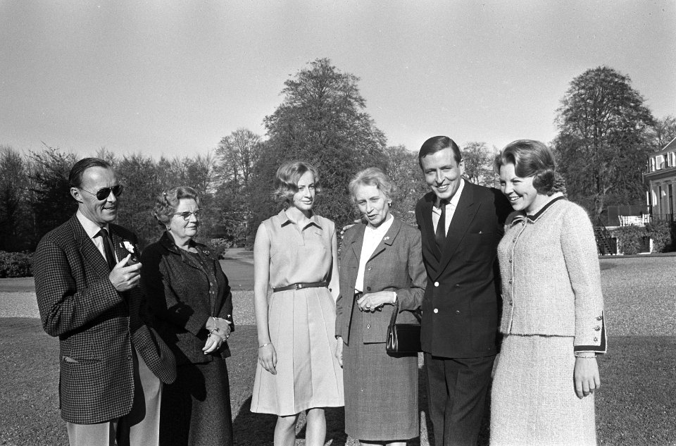 V.l.n.r. prins Bernhard, koningin Juliana, Christine (zuster van Claus von Amsbe, Bestanddeelnr 918-4155