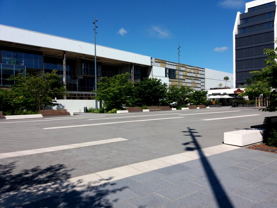 Vénissieux - Rue Simone Veil, place entre les magasins Ikea et Leroy Merlin