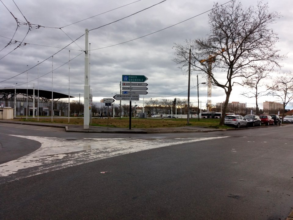 Vénissieux - Rue Nelson Mandela, depuis l'avenue Viviani