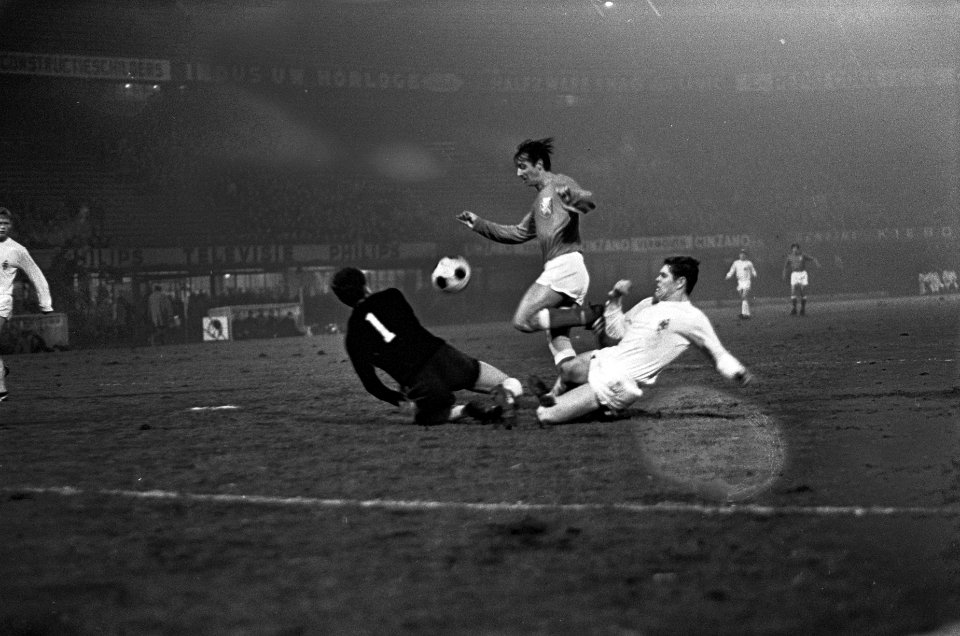 V. Nederlands Elftal tegen Borrusia M. G. 0-1. Johan Cruijff is doorgebroken, li, Bestanddeelnr 921-1221