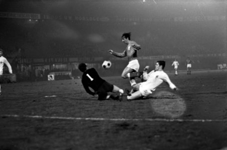 V. Nederlands Elftal tegen Borrusia M. G. 0-1. Johan Cruijff is doorgebroken, li, Bestanddeelnr 921-1221