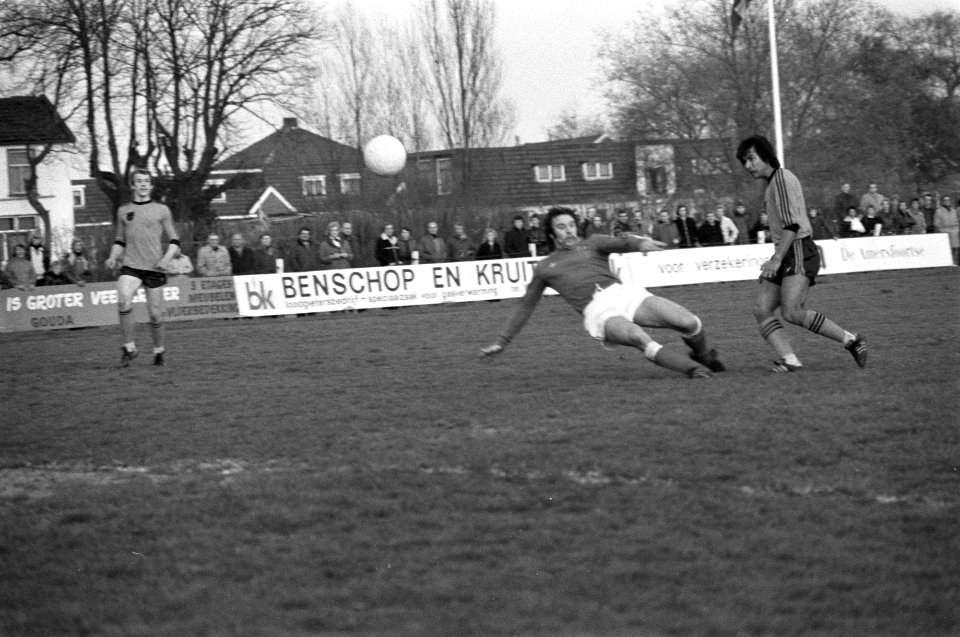 Vaassen-speler André van der Ley (r) scoort het eerste doelpunt, Bestanddeelnr 929-1199