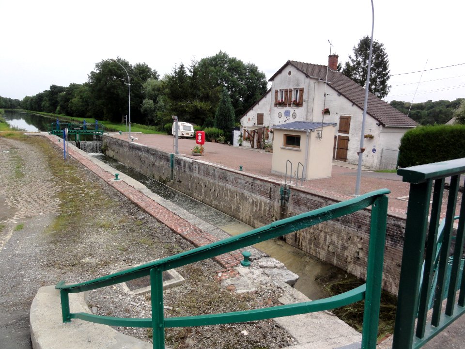 Vadencourt (Aisne) canal de la Sambre à l'Oise écluse 20 Longchamps