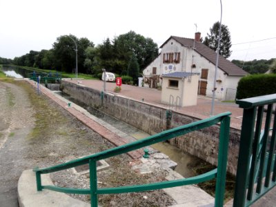 Vadencourt (Aisne) canal de la Sambre à l'Oise écluse 20 Longchamps
