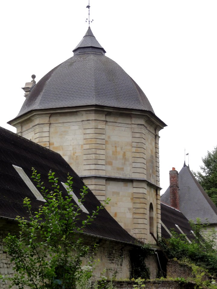Vadencourt (Aisne) abbaye de Bohéries 08 tour pigeonnier
