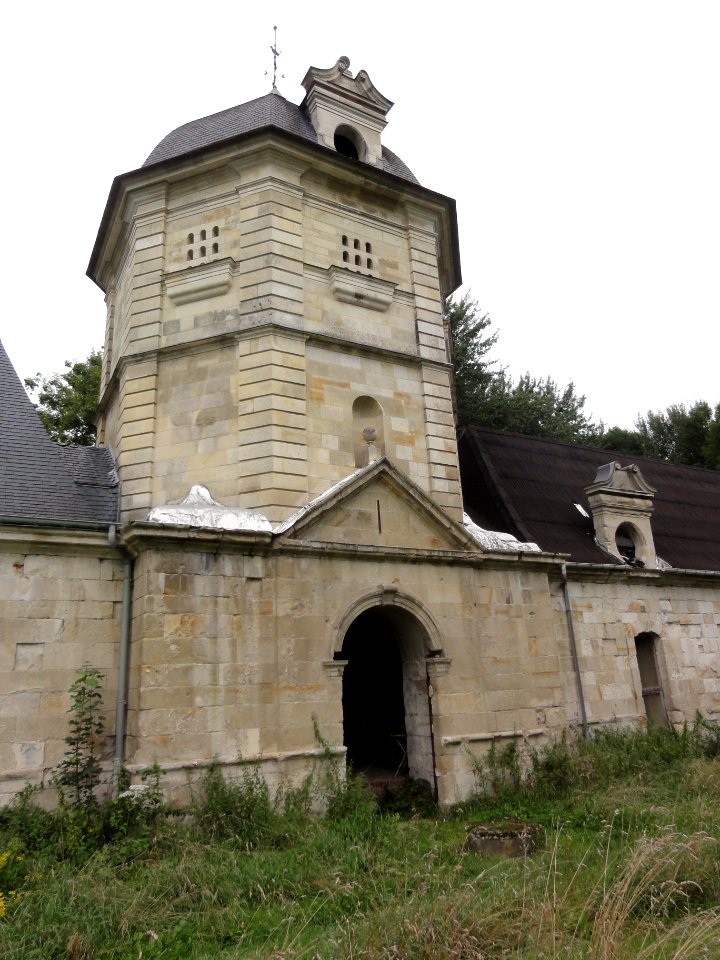 Vadencourt (Aisne) abbaye de Bohéries 07 tour pigeonnier