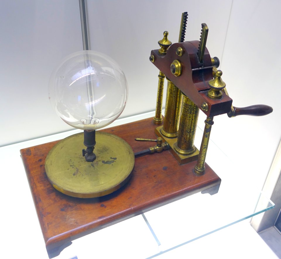 Vacuum pump, c. 1875 - Museum of Science and Industry (Chicago) - DSC06395