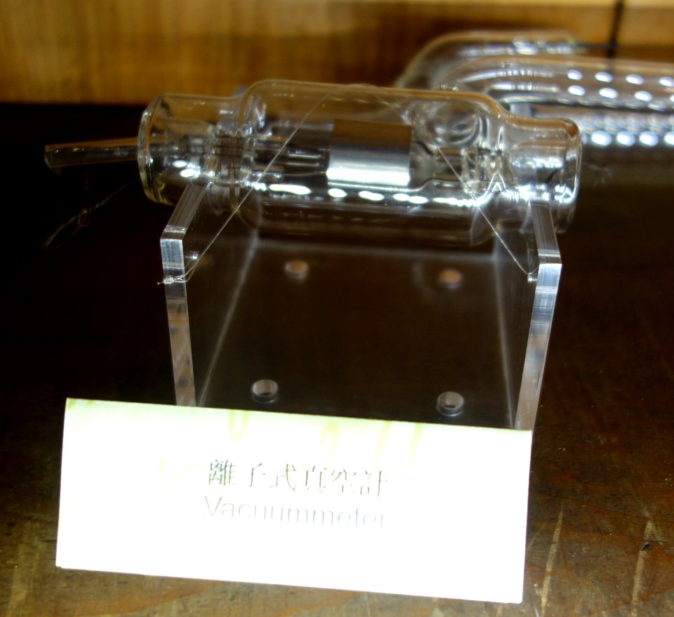Vacuum Meter - NTU Heritage Hall of Physics - DSC01139