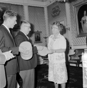 Vader en zoon Van der Zwan overhandigen de vaatjes nieuwe haring aan koningin Ju, Bestanddeelnr 916-5025