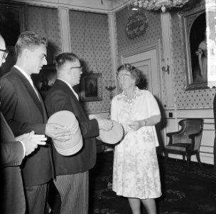 Vader en zoon Van der Zwan overhandigen de vaatjes nieuwe haring aan koningin Ju, Bestanddeelnr 916-5024