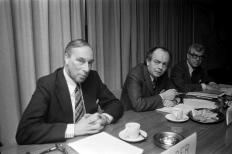V. l.n.r. F. de Boer , E. H. Bunte , drs. Bergen, Bestanddeelnr 926-8647