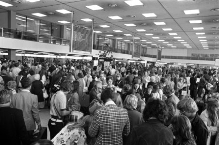 Vakantie uittocht begonnen overvolle vertrekhal op Schiphol, Bestanddeelnr 927-3218