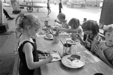 Vakantie in oude RAI. Carla (4 jaar) aan het schilderen, Bestanddeelnr 920-5111