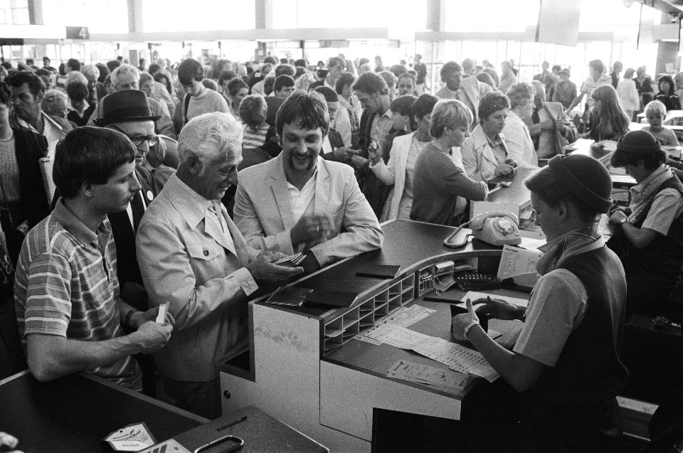 Vakantiedrukte op Schiphol, Bestanddeelnr 932-2323