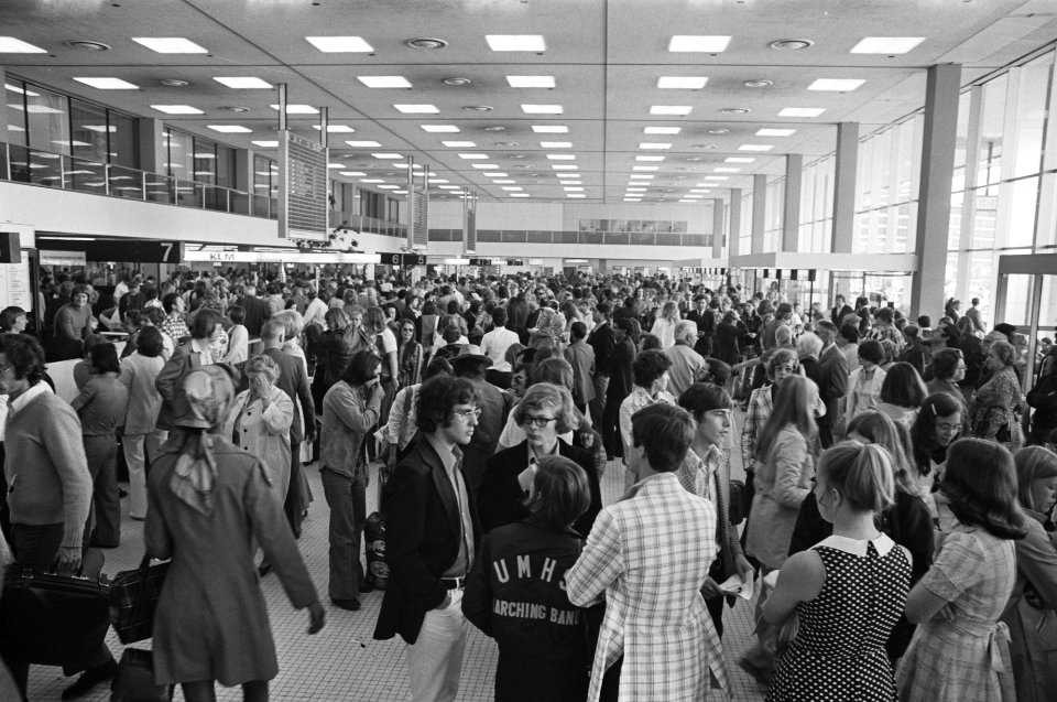 Vakantie uittocht begonnen overvolle vertrekhal op Schiphol, Bestanddeelnr 927-3216
