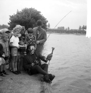 Vakantiefeesten in het Amsterdamse Bos Pipo de Clown vangt kip, Bestanddeelnr 912-7738
