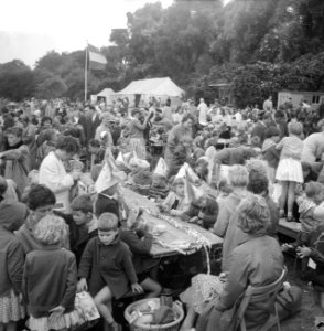 Vakantiefeesten in het Amsterdamse Bos . Kinderen aan tafels, Bestanddeelnr 912-7745