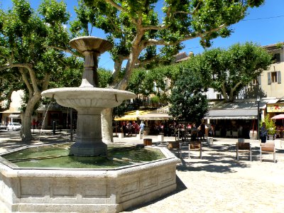 Vaison-la-Romaine Place de Montfort 1