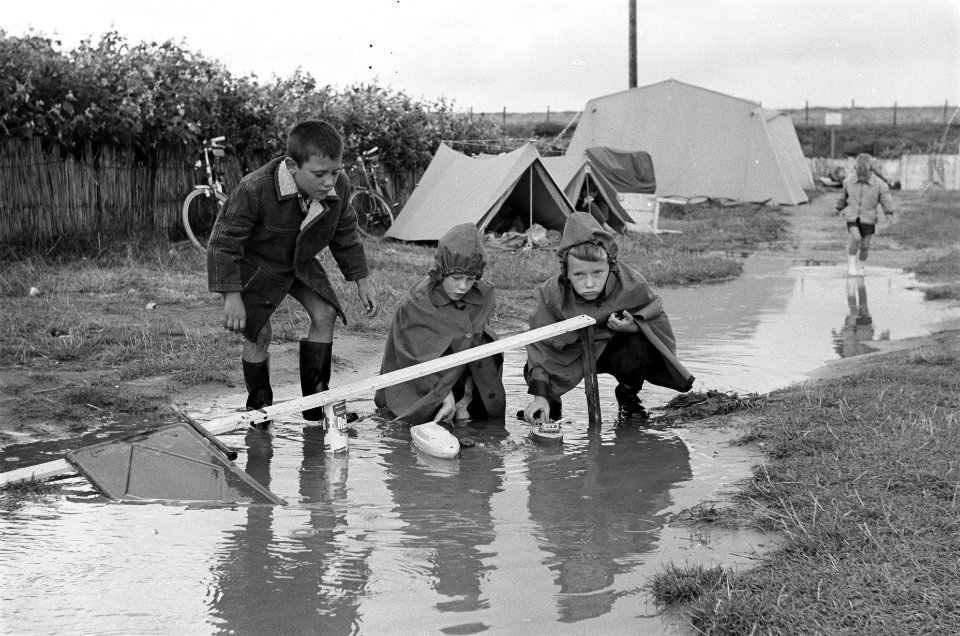 Vakantie in de camping Er staan grote plassen tussen de tenten, Bestanddeelnr 915-4684