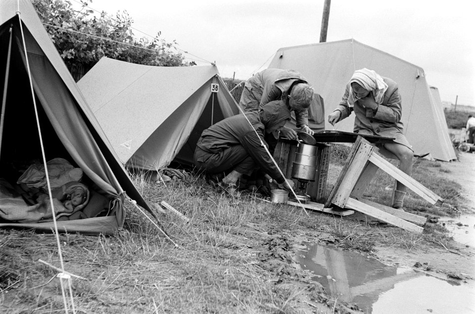 Vakantie in de camping Koken op een primus gaat moeilijk met de wind, Bestanddeelnr 915-4685