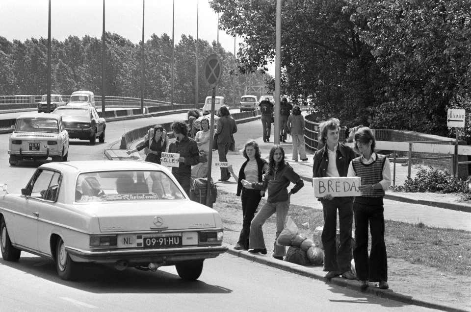 Vakantie uittocht begonnen lange rij lifters bij Utrechtse brug, Bestanddeelnr 927-3219