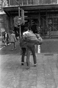 Vakantie ten einde. Met rugzak op Centraal Station, Bestanddeelnr 920-6023